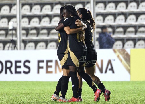 Colo Colo triunfó y quedó a un paso de la clasificación